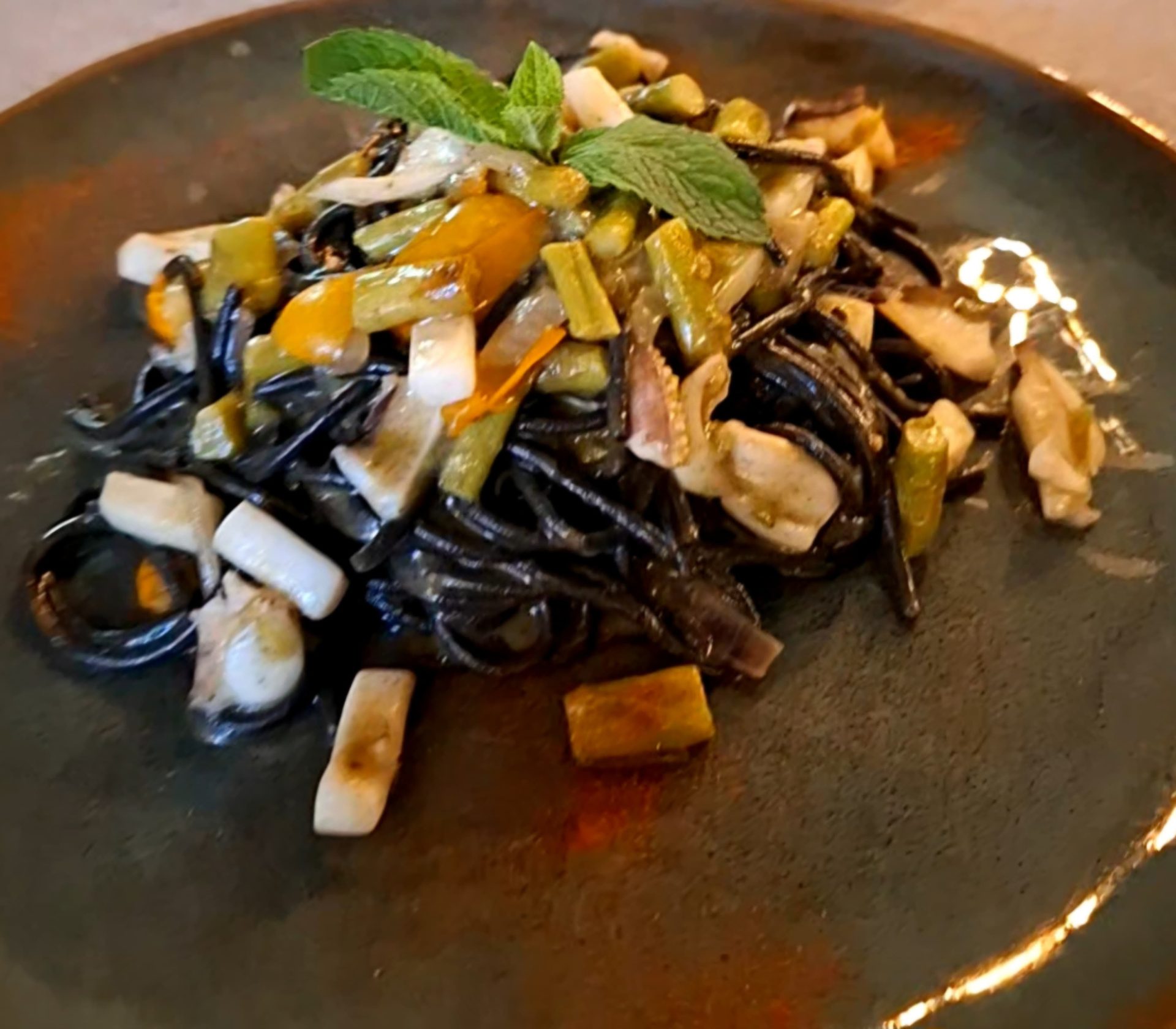 MaryJane la Regina dei Mari: Spaghetti al nero di seppia con asparagi, seppia e pomodorini gialli del Vesuvio