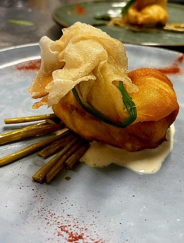 L'uovo croccante: Uovo in crosta di pasta brick, asparagi al cognac e fonduta di formaggio di capra